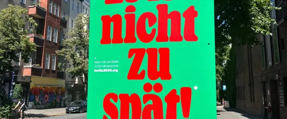 Plakat mit Text: Es ist nicht zu Spät zum Klima-Volksentscheid 2023