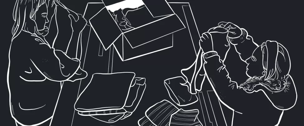 Zwei Personen entpacken einen Karton