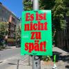 Plakat mit Text: Er ist nicht zu Spä!